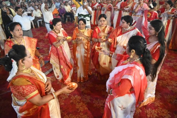 बंगाली कालीबाड़ी दुर्गा पूजा महोत्सव में धूम, महिलाओं ने किया पारंपरिक धूप डांस, देखें Photo 