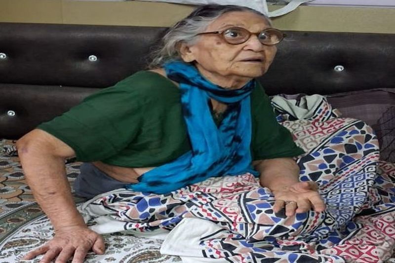 82 साल की वृद्धा के घर में घुसकर उतरवाए गहने