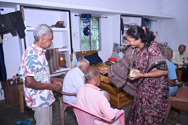 मंत्री लक्ष्मी राजवाड़े ने विभिन्न संस्थाओं का किया निरीक्षण (फोटो सोर्स- DPR)