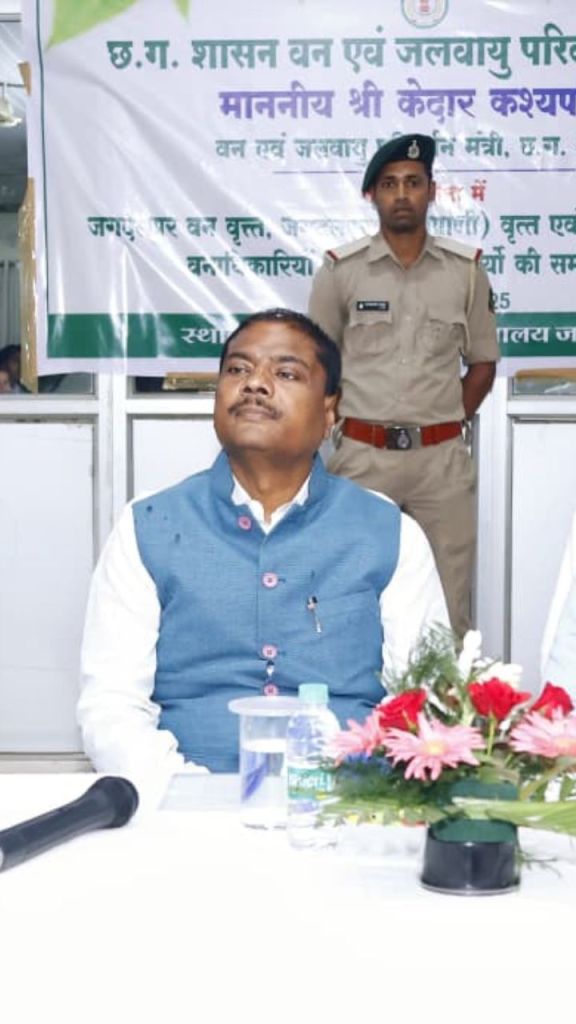वन मंत्री ने किया जागरूकता रथ को हरी झंडी दिखाकर रवाना