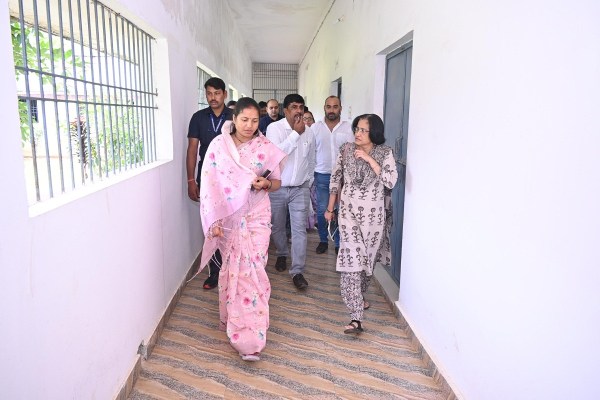 मंत्री लक्ष्मी राजवाड़े ने विभिन्न संस्थाओं का किया निरीक्षण (फोटो सोर्स- DPR)