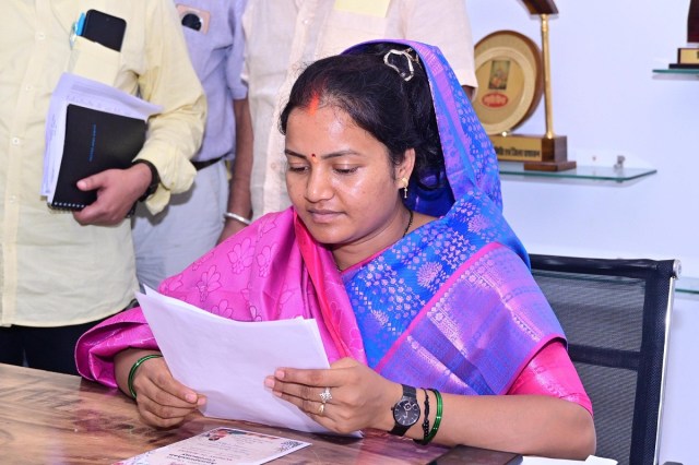 मंत्री लक्ष्मी राजवाड़े ने विभिन्न संस्थाओं का किया निरीक्षण (फोटो सोर्स- DPR)