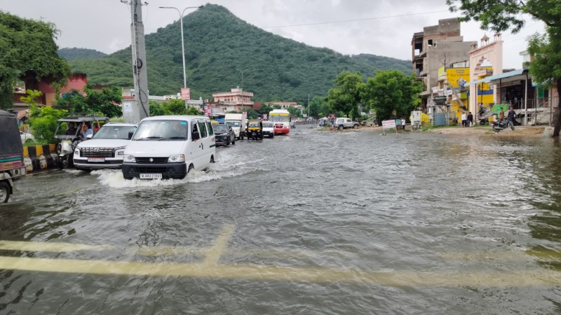 जयपुर में हुई बारिश से सड़कों पर भरा पानी। फोटो-पत्रिका।