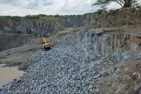 Mafia rule in Chunai Pathar: Illegal mining in 150 hectares under the guise of nine leases, loss of 70 lakhs in 23 days