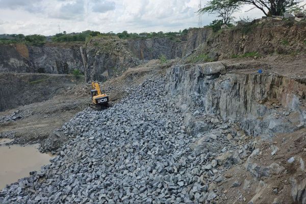 Mafia rule in Chunai Pathar: Illegal mining in 150 hectares under the guise of nine leases, loss of 70 lakhs in 23 days