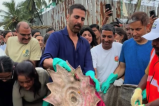 Akshay Kumar seen cleaning Juhu beach