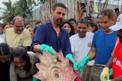 गणपति विसर्जन के बाद Juhu Beach सफाई करते दिखे अक्षय कुमार, सामने आया वीडियो - image