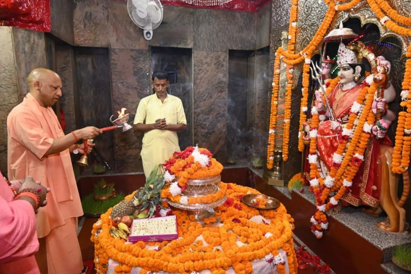 सीएम योगी आदित्यनाथ का बलरामपुर दौरा, पाटेश्वरी धाम में पूजा, पॉलिटेक्निक और विवि का निरीक्षण (फोटो सोर्स : Whatsapp )