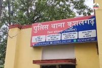 Banswara Teacher beaten up Teacher woman sitting in car ran away on foot