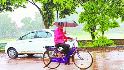 बालोद जिले में फिर मौसम ने करवट ली है। बुधवार की सुबह से कभी तेज तो कभी रिमझिम बारिश होती रही। लगातार बारिश से सावन माह जैसा अहसास हुआ।