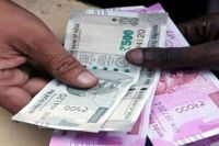 ASI caught taking bribe of 15 thousand in Delhi passersby took away 5 thousand