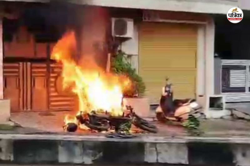 Banswara Moving Bullet Motorcycle Suddenly Caught Fire driver left bike and ran away