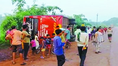 रायपुर से बीजापुर जाने वाली पायल कंपनी की बस ग्राम शिकारीटोला में अंधे मोड़ के पास अनियंत्रित होकर पलट गई। बस में कुल 26 यात्री सवार थे, जिसमें से 16 यात्रियों को चोट आई है।