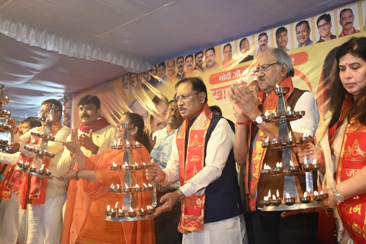 Raipur News: पीएम नरेंद्र मोदी के जन्मदिन पर महाआरती और 2100 दीपदान