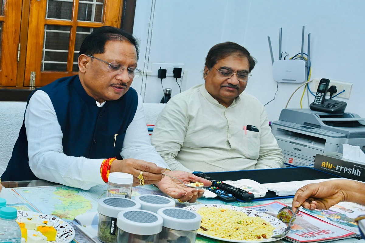 छत्तीसगढ़ के CM साय ने चना-मुर्रा खाकर पुराने दिनों की यादें की ताजा