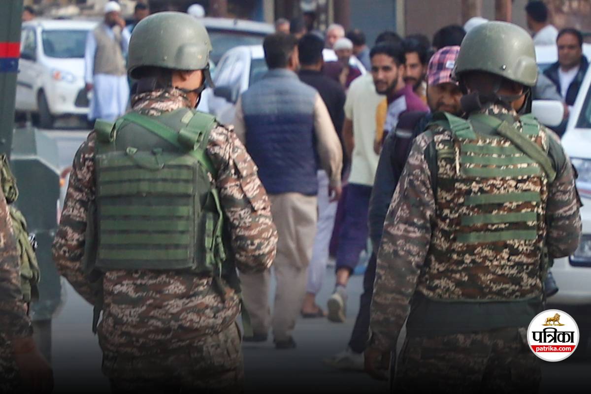 Woman telecaller Misbehaved with CRPF Personnel