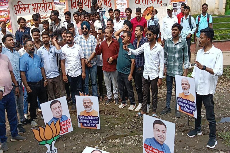 Congress protest for road