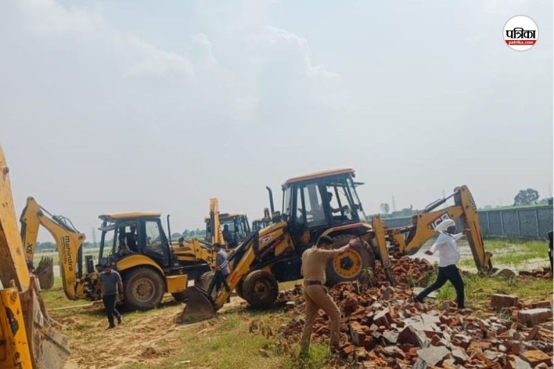 ग्रेटर नोएडा में कब्जा मुक्त करवाई गई 250 बीघा जमीन।