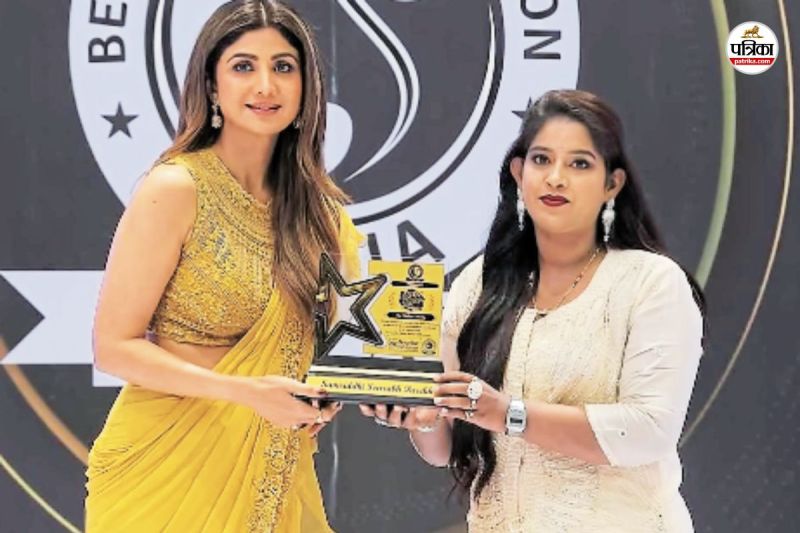 शिल्पा शेट्टी से अवार्ड लेती समृद्धि (फोटो सोर्स- पत्रिका)