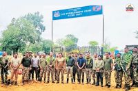 सुरक्षा कैंप के स्थापना के दौरान मौजूद पुलिस अफसर व जवान। (फोटो सोर्स- पत्रिका)