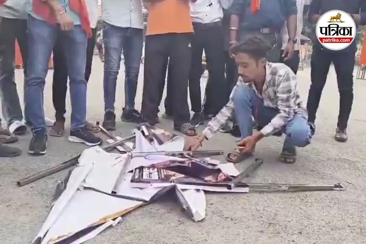 CG News: एल्विस यादव का कार्यक्रम रद्द… अब गोविंदा के शो पर बवाल, लोगों ने फाड़े पोस्टर