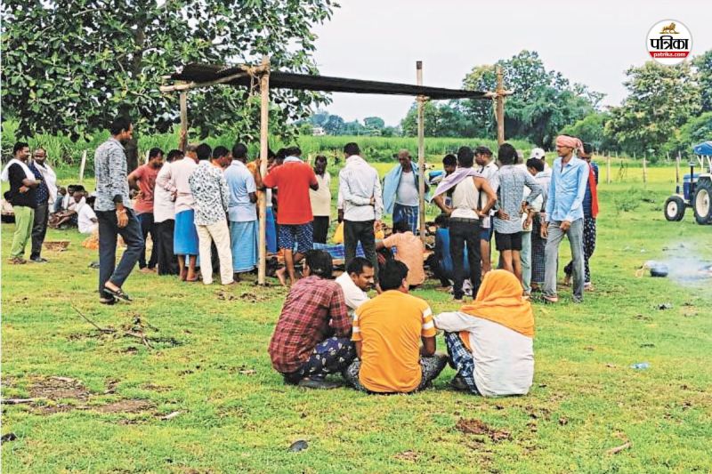 भाजपा नेता का अंतिम संस्कार टीन के नीचे (फोटो सोर्स- पत्रिका)