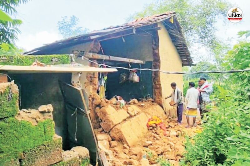 कच्चे मकान की दीवार ढहने से छात्र की मौत (फोटो सोर्स- पत्रिका)