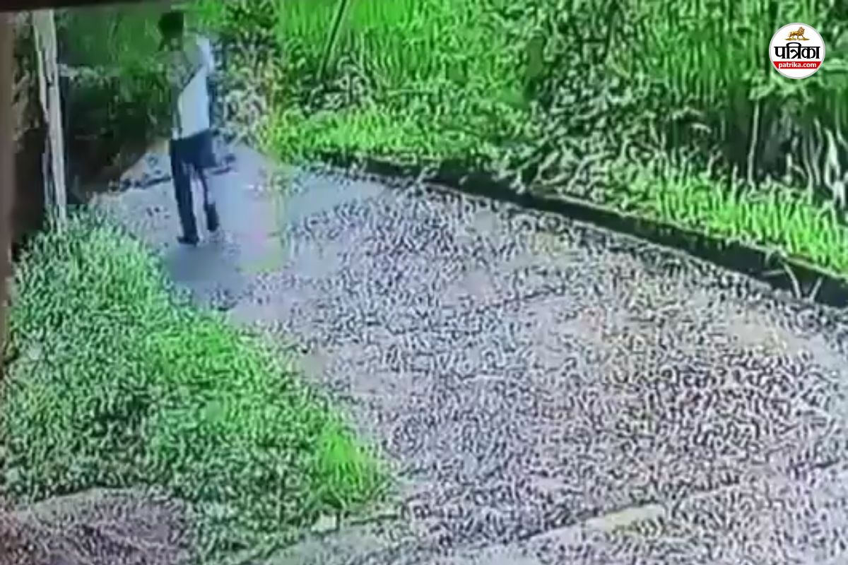 चलते-चलते थम गई जिंदगी, दुकान जा रहे युवक की सड़क पर मौत, Video में देखिए कैसे गई जान