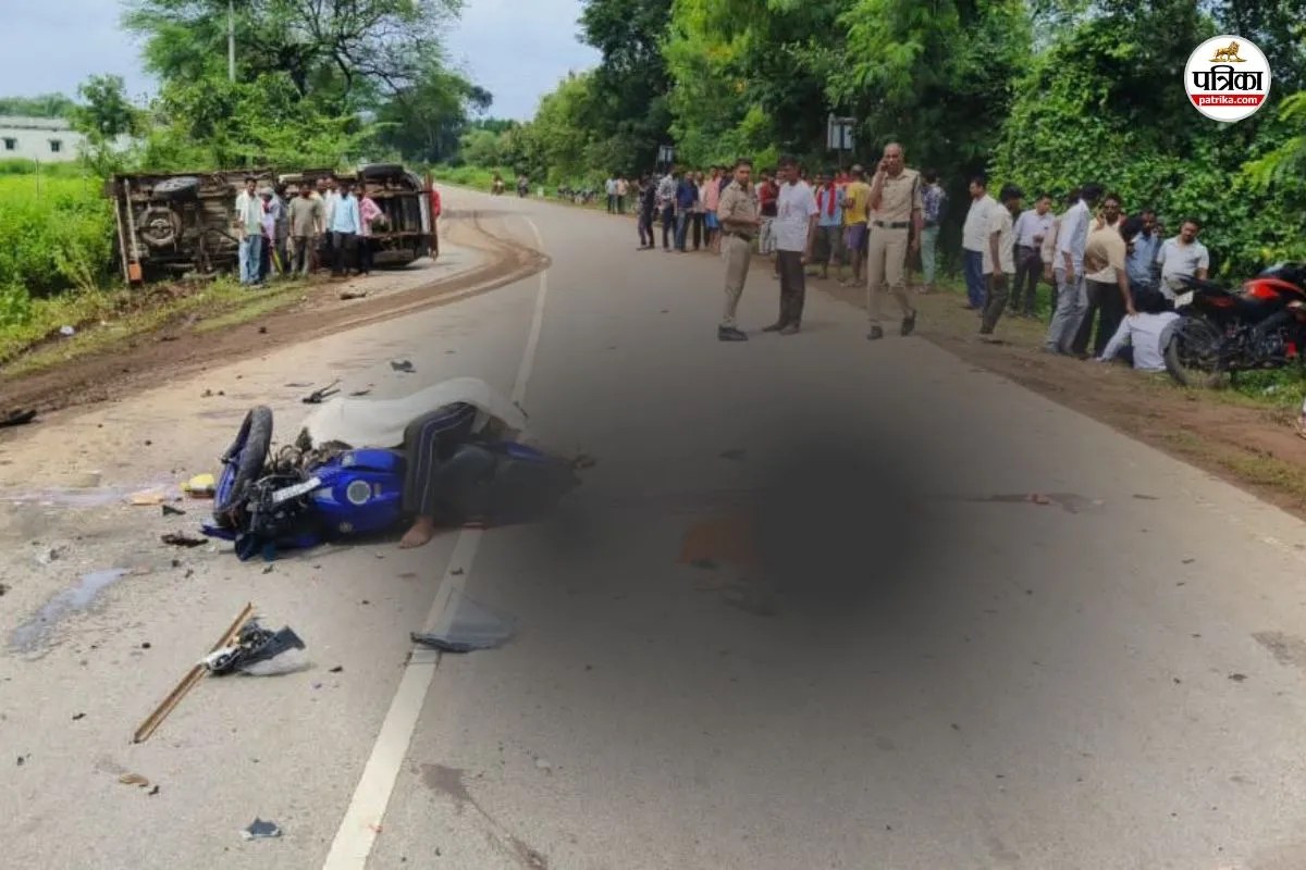 Huge Road Accident: मां बमलेश्वरी के दर्शन कर लौट रहे 2 युवकों की दर्दनाक मौत, टक्कर के बाद पलट गया मालवाहक