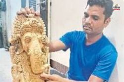 आदिवासी संस्कृति का प्रतीक काष्ठ शिल्प! मशीनी युग में खो रही चमक, गुम हो रही
बस्तर की पहचान… - image