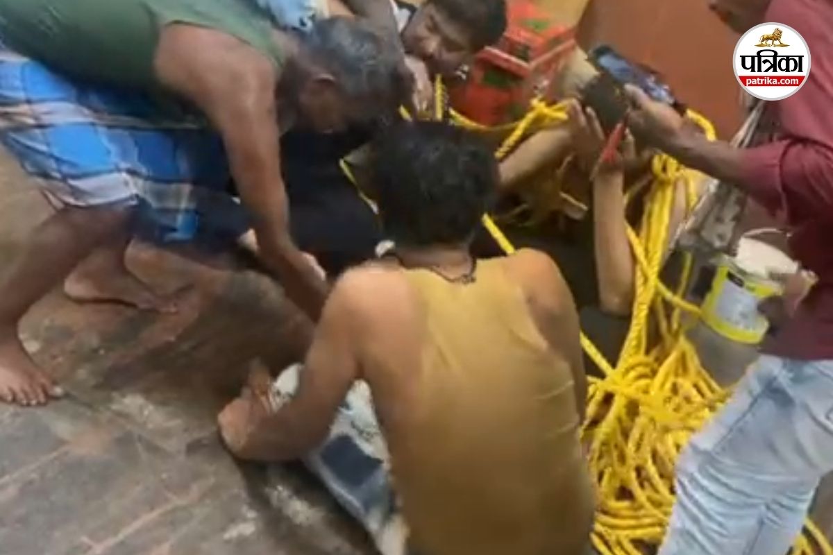 Bastar Dussehra: बस्तर दशहरा रथ निर्माण स्थल पर शराब के नशे में युवक ने मचाया हड़कंप, देखें Video