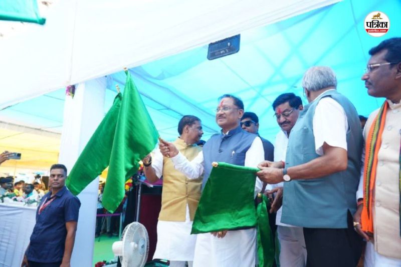 CM साय ने मेमू ट्रेन को दिखाई हरी झंडी (फोटो सोर्स- DPR)