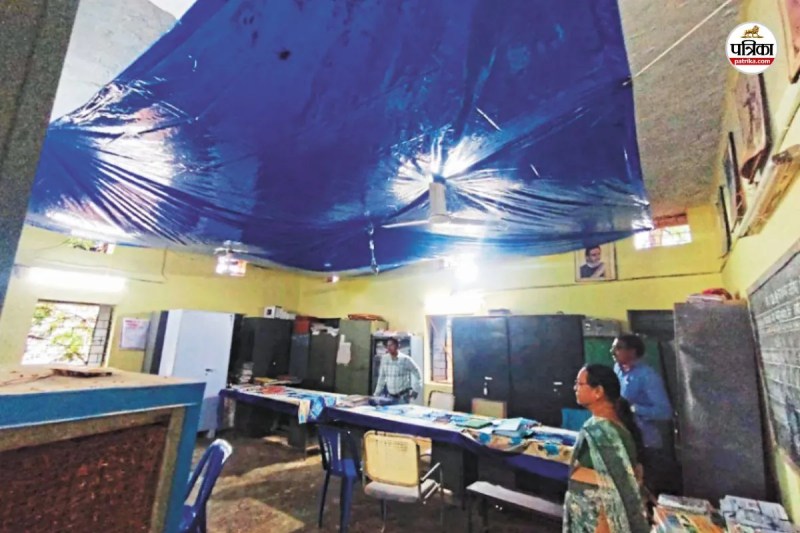 प्लास्टर के साथ गिरा पंखा (फोटो सोर्स- पत्रिका)