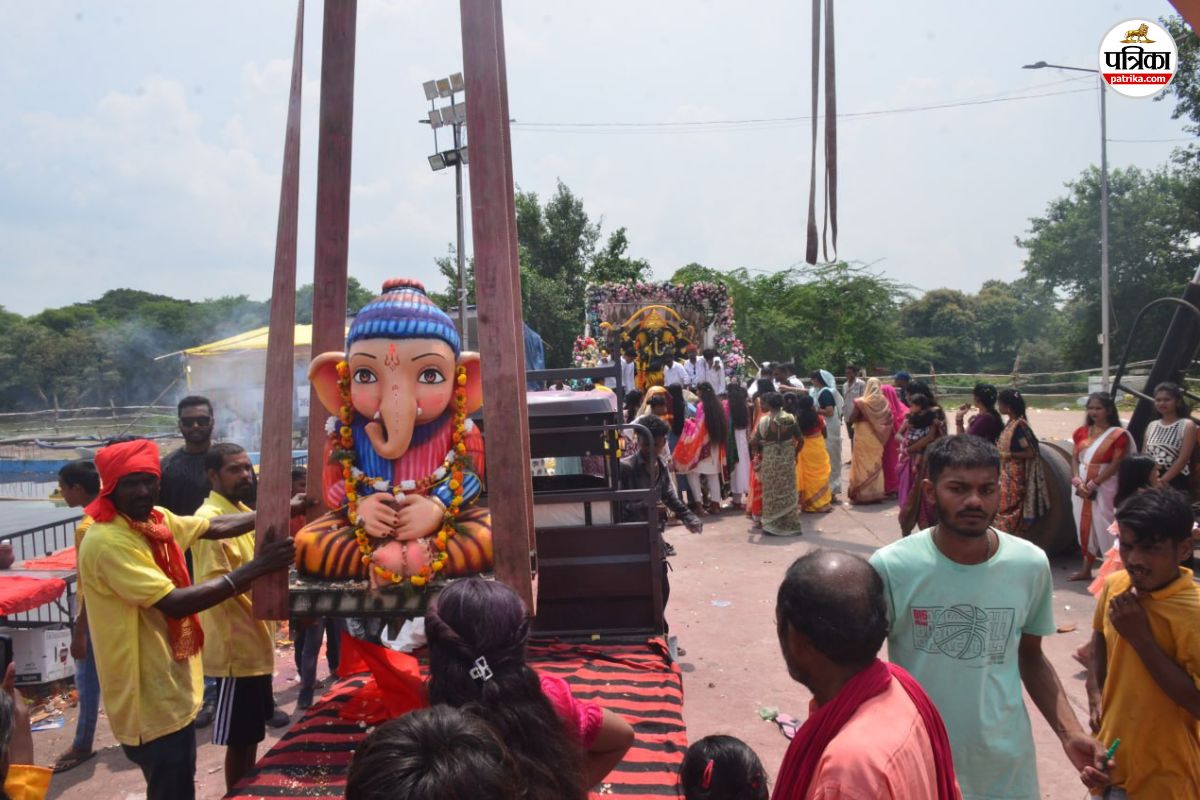 अगले बरस तू जल्दी आ… के स्वर से गूंजा रायपुर, विसर्जन पर महादेवघाट में उमड़ी, देखें Photo