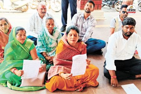 धमतरी में विकास शुल्क को लेकर बवाल, भेदभाव के आरोप पर कांग्रेस पार्षदों का निगम में प्रदर्शन...(photo-patrika0