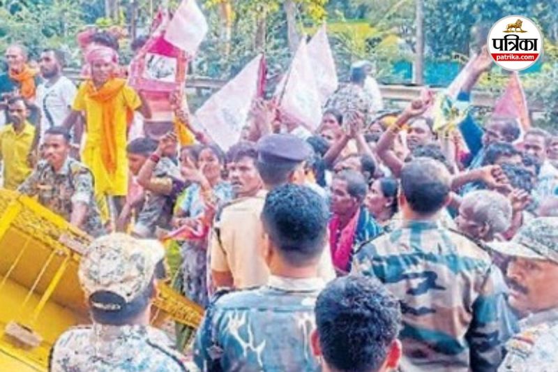 जोगीे कांग्रेस ने ग्रामीणों को साथ लेकर किया उग्र प्रदर्शन (Photo source- Patrika)