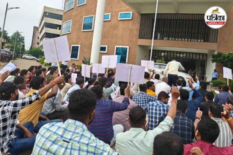 NHM कर्मचारियों की बर्खास्तगी पर सियासत गरमाई, कांग्रेस बोली- भाजपा कर रही धोखा...(photo-patrika)