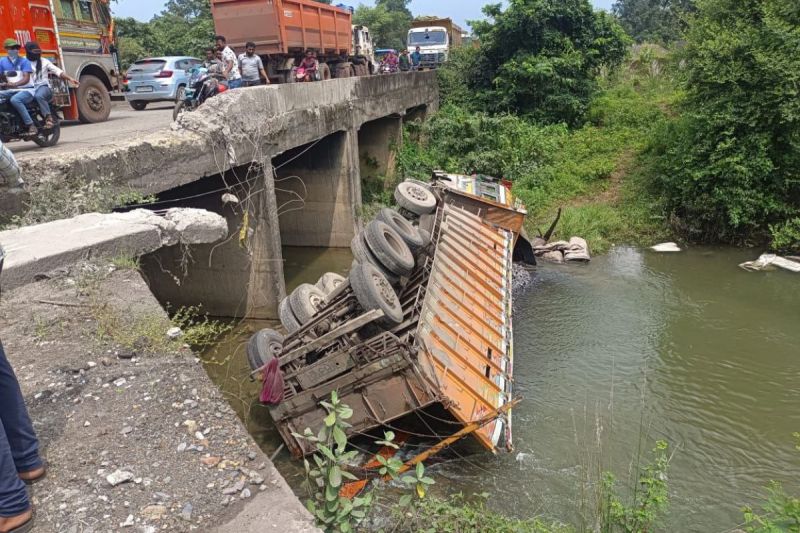 ट्रेलर अनियंत्रित होकर पलटा (Photo source- Patrika)