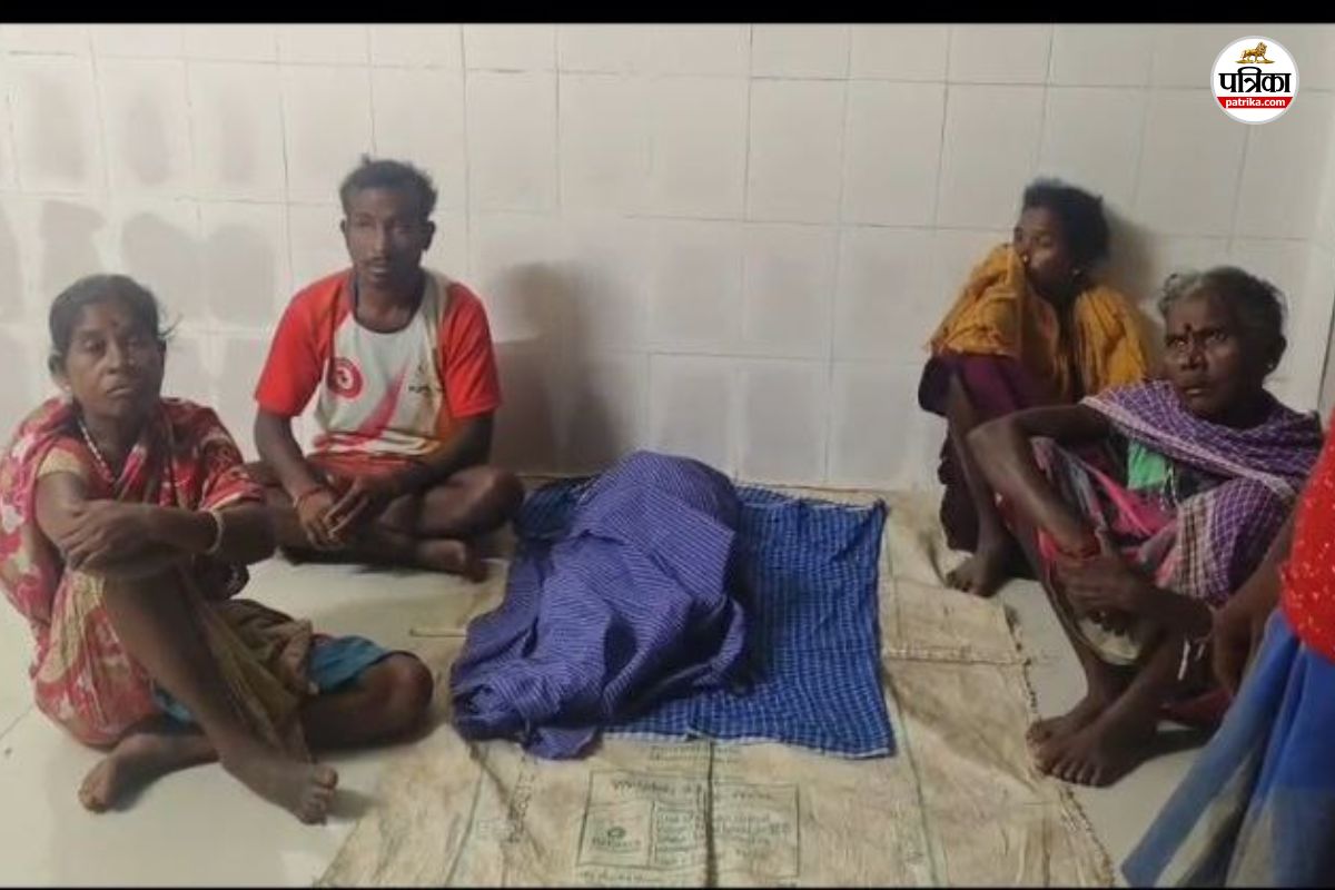 मासूम की मौत के बाद अस्पताल में डॉक्टर नदारद, बरामदे में रखे शव के पास बैठे रहे परिजन, देखें Video