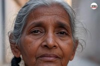 अवैध बुजुर्ग प्रवासी महिला (प्रतिकात्मक तस्वीर AI)