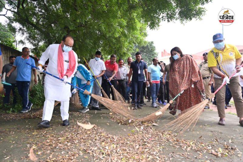स्वच्छता ही सेवा अभियान 2025! पदाधिकारियों और खिलाड़ियों ने स्टेडियम की सफाई कर ली शपथ...(photo-patrika)