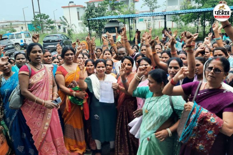 CG News: 8 सूत्रीय मांगों को लेकर मितानिनों ने घेरा CMHO दफ्तर, जमकर की नारेबाजी...(photo-patrika)