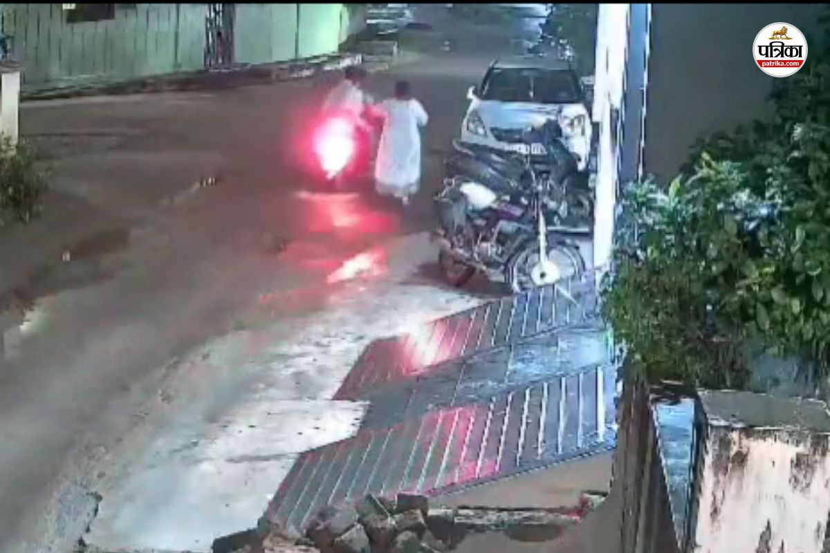 Crime News: रायपुर में स्नैचिंग गैंग सक्रिय, महिला का पर्स लूटकर फरार हुए बदमाश, देखें Video