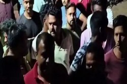 Student died during dance in DJ: गणेश विसर्जन में डीजे की धुन पर डांस कर रहे
8वीं के छात्र की मौत, डॉक्टर अस्पताल से थे नदारद, जमकर हुआ हंगामा - image