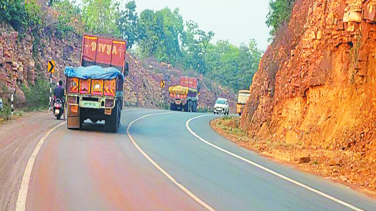 नेशनल हाइवे विभाग ने सड़क दुर्घटना को देखते हुए दानीटोला घाट में पहाड़ को काटकर सीधा रास्ता बनाया है। सड़क सीधी होने के कारण अब यहां 90 प्रतिशत दुर्घटनाएं घट गई हैं।