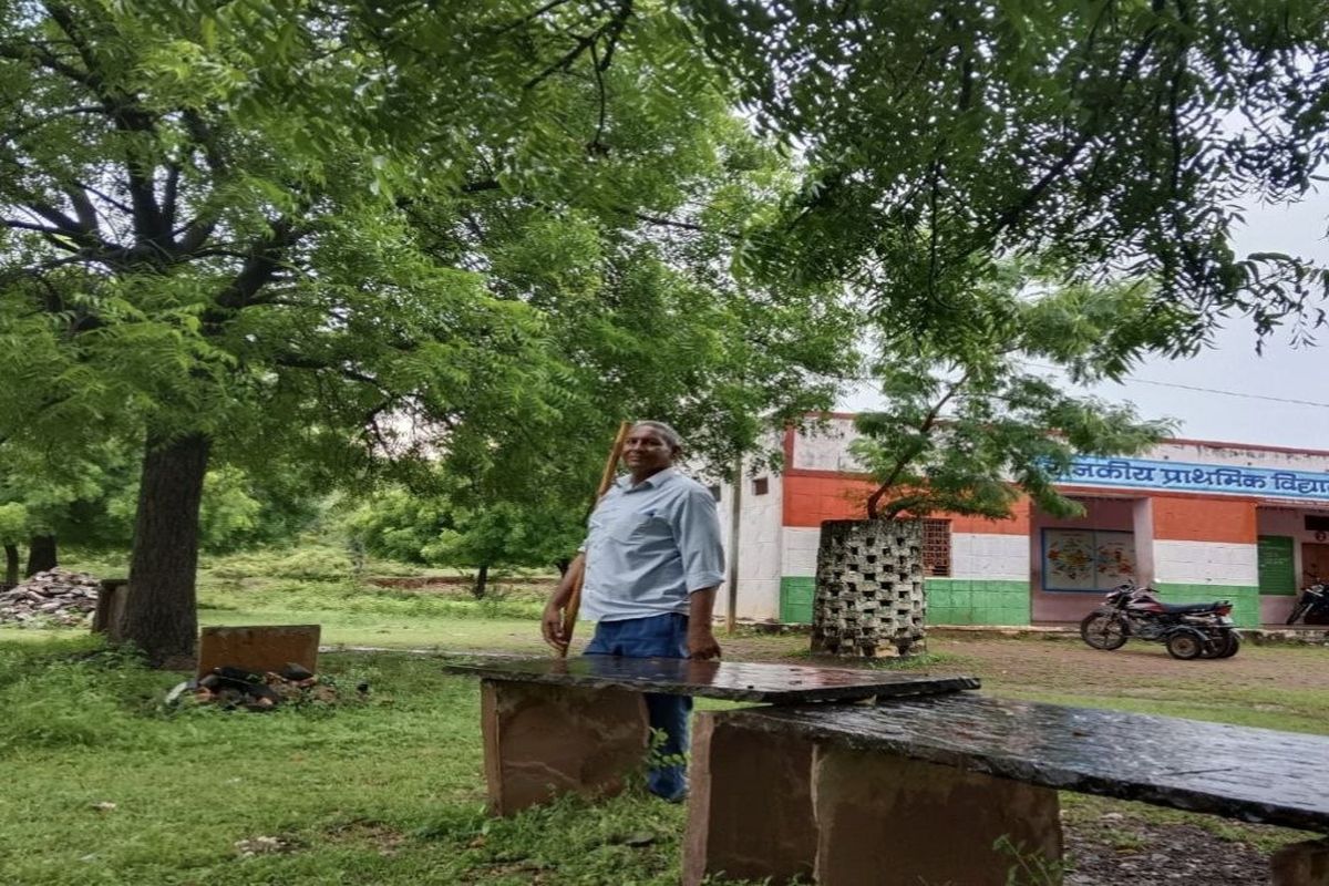 Unique resolution of Divyang teacher Dhakad: Planted 5 thousand neem saplings, now they have become trees