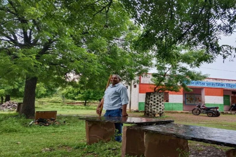 Unique resolution of Divyang teacher Dhakad: Planted 5 thousand neem saplings, now they have become trees