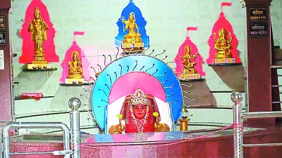 गंगा मैया के अवतरण और मंदिर स्थापना की कहानी अंग्रेजों के शासन से जुड़ी हुई है। मां गंगा मैया के भक्तों की संख्या लगातार बढ़ती जा रही है। मंदिर का स्वरूप भी हर साल बदलता जा रहा है।
