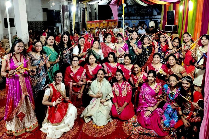 माता के गीतों के बीच हो रहे डांडिया व गरबा