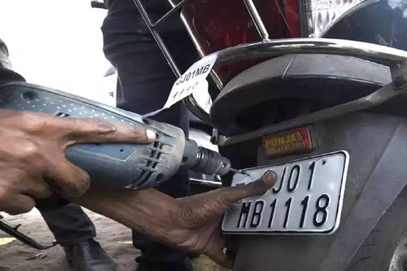 HSRP लगाने में सुस्ती! 1.89 लाख वाहनों में से सिर्फ 17% ने लगवाया, बाकी पर होगी कार्रवाई...(photo-patrika)